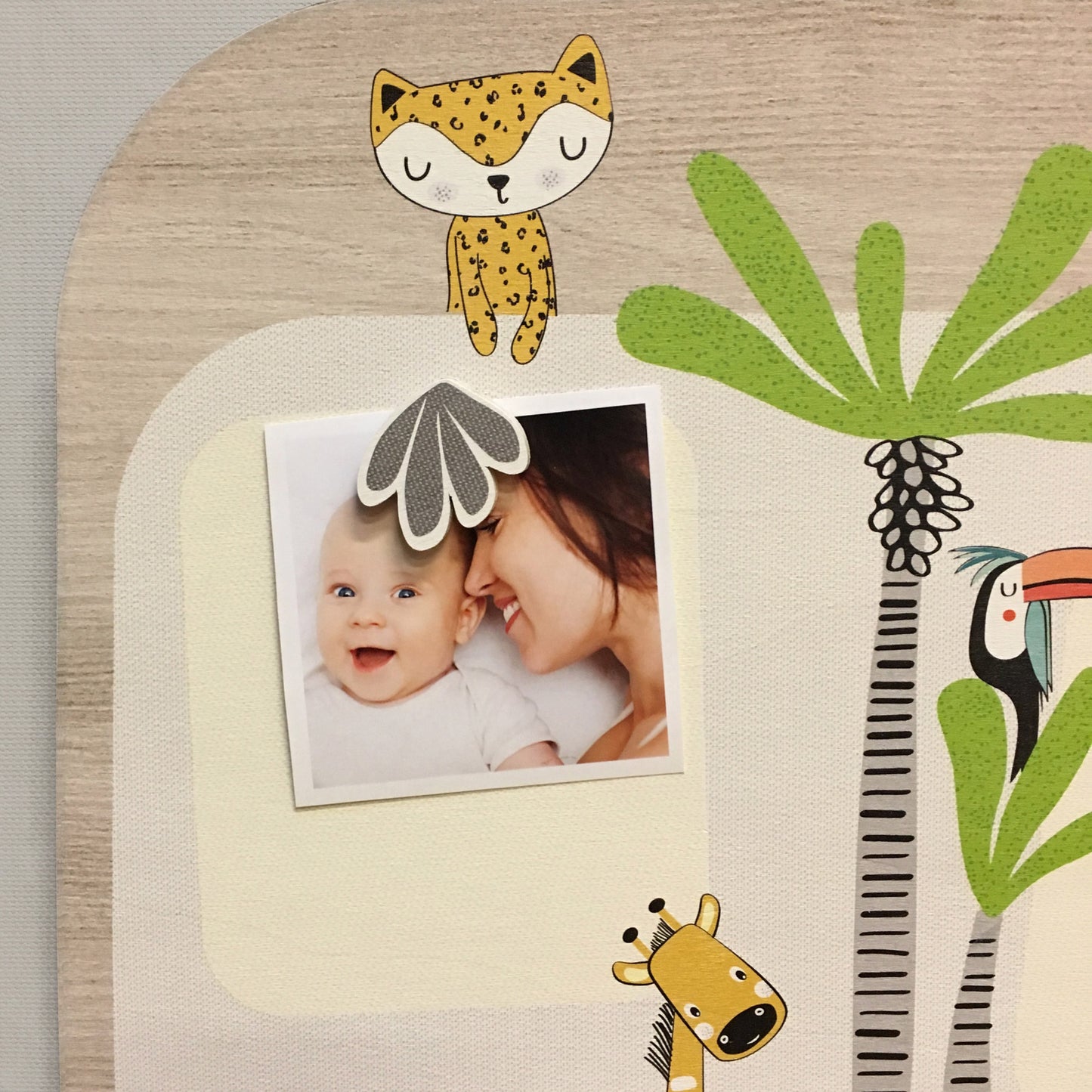 Gran portarretratos de madera con imán de "Gigi la Jirafa" - decoración de pared