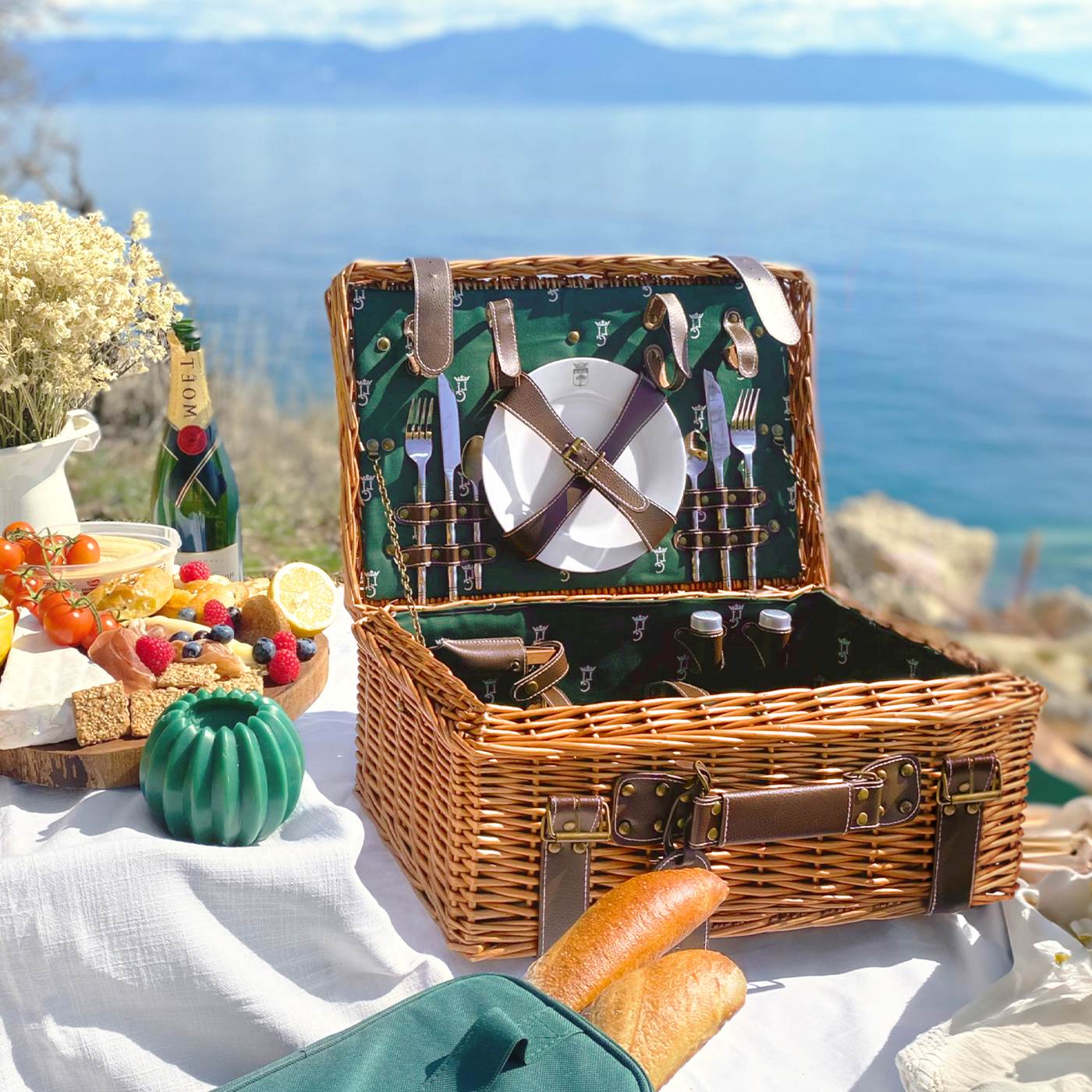 Cesta picnic de mimbre y cuero verde – 2 personas