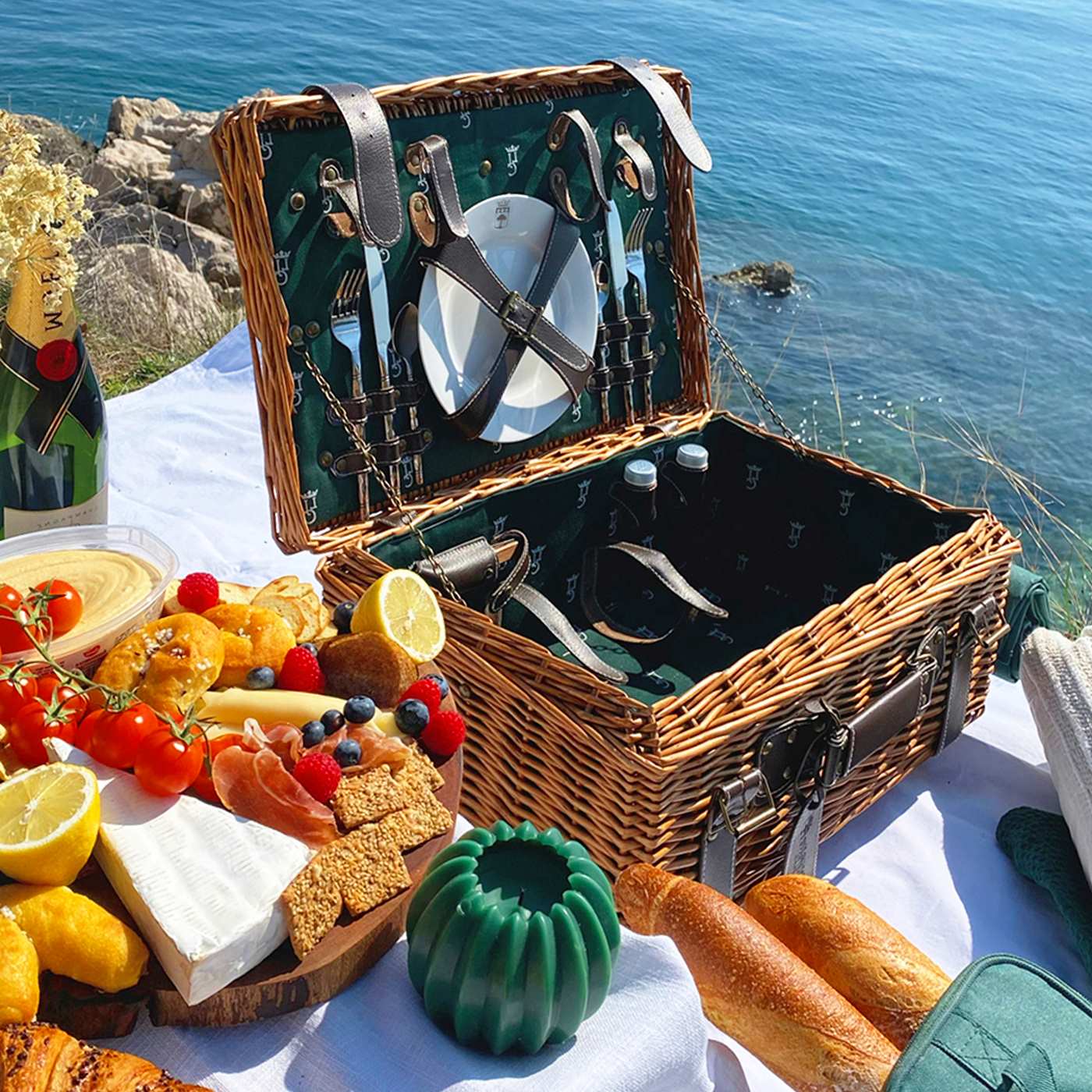 Cesta picnic de mimbre y cuero verde – 2 personas