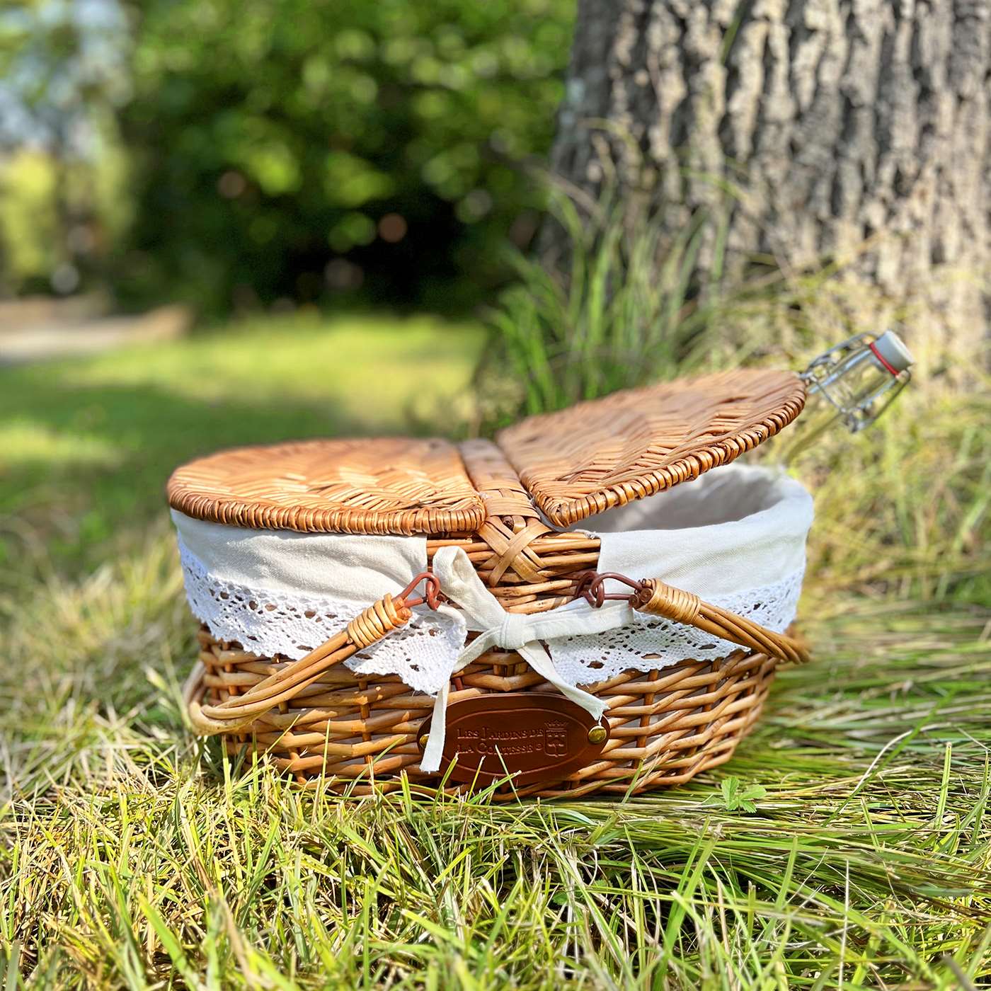 Cesta de mimbre con tela encaje lino
