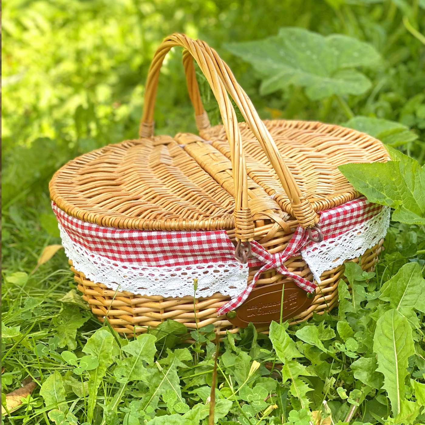 Cesta de mimbre con tela encaje vichy rojo