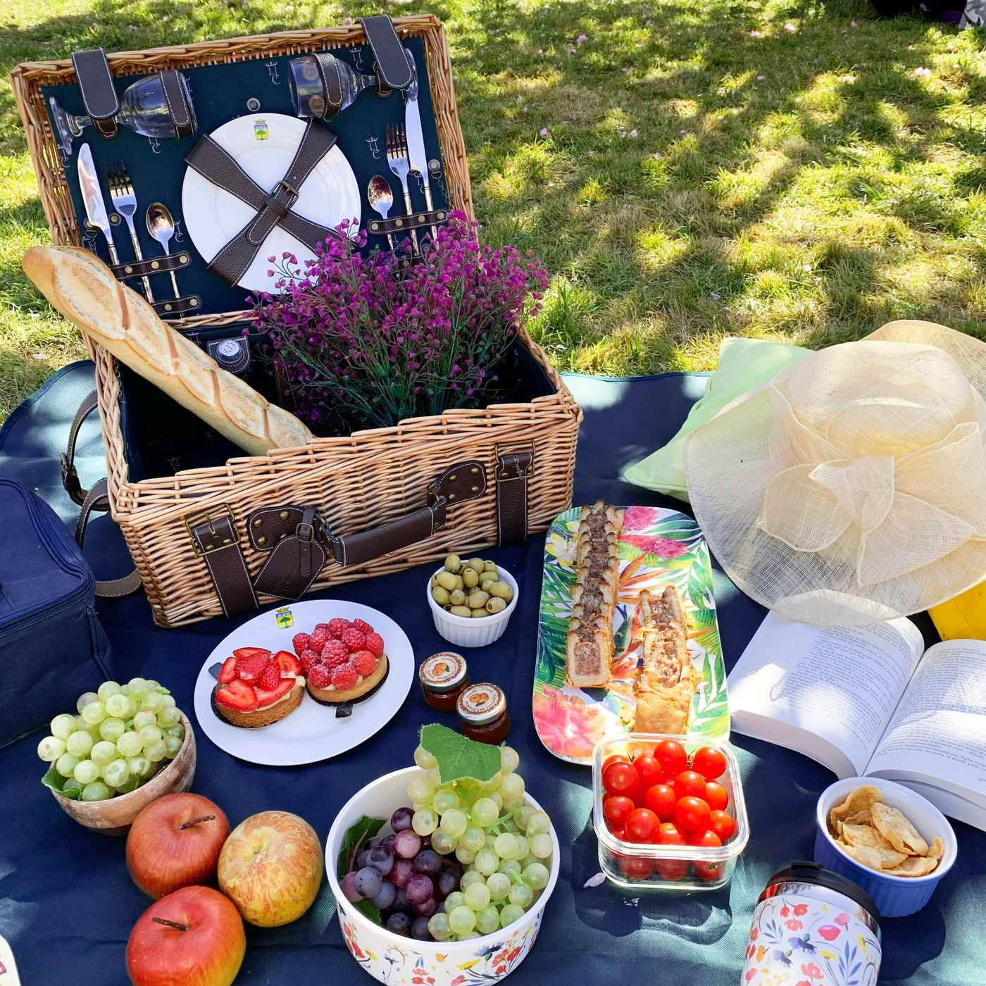 Cesta picnic de mimbre y cuero azul – 2 personas