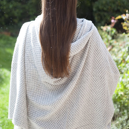 Manta de cachemir y lana con diseño de espiguilla: gris / marfil - 130 x 230 cm