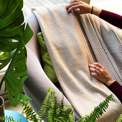 Manta de cachemir y lana con diseño de espiguilla: camel / marfil - 130 x 230 cm